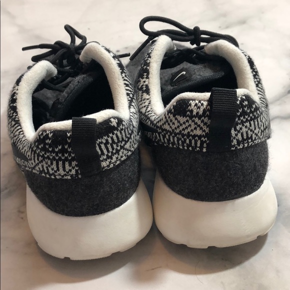 Women’s Nike Fleece Roshe - Picture 6 of 8